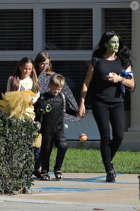 Jennifer Garner, déguisée en Gamora du film "The Guardians of the Galaxy) pour Halloween, est allée chercher ses enfants Seraphina (déguisée en princesse) et Samuel (déguisé en dinosaure) à l'école à Santa Monica Los Angeles, le 31 octobre 2018.