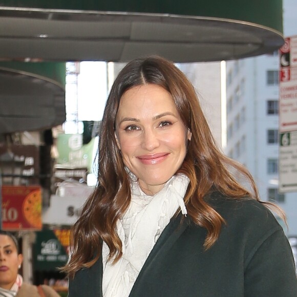 Jennifer Garner très souriante à la sortie d'un rendez-vous d’affaires à l’hôtel Whitby à New York. Le 25 octobre 2018