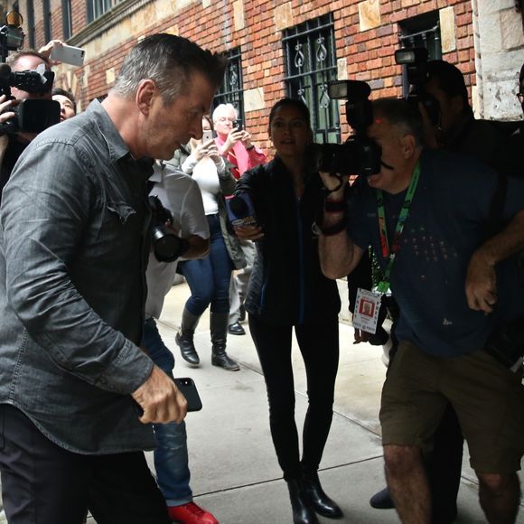 Alec Baldwin au commissariat à Manhattan, New York, le 2 novembre 2018 après avoir été interpellé suite à un affrontement avec un autre homme pour une place de stationnement.