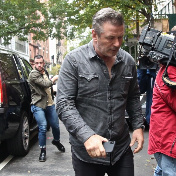 Alec Baldwin au commissariat à Manhattan, New York, le 2 novembre 2018 après avoir été interpellé suite à un affrontement avec un autre homme pour une place de stationnement.