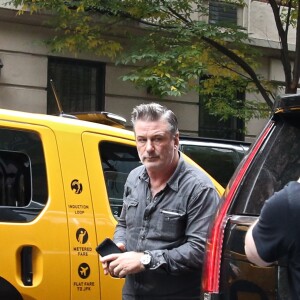 Alec Baldwin au commissariat à Manhattan, New York, le 2 novembre 2018 après avoir été interpellé suite à un affrontement avec un autre homme pour une place de stationnement.