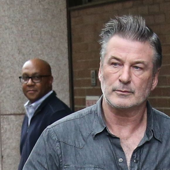 Alec Baldwin au commissariat à Manhattan, New York, le 2 novembre 2018 après avoir été interpellé suite à un affrontement avec un autre homme pour une place de stationnement.