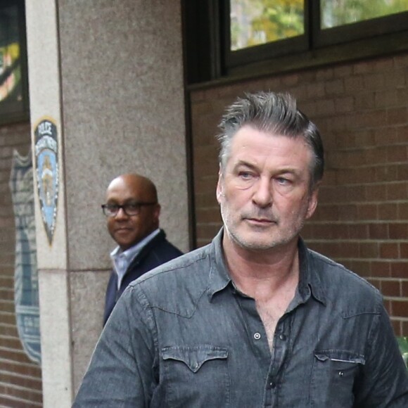 Alec Baldwin au commissariat à Manhattan, New York, le 2 novembre 2018 après avoir été interpellé suite à un affrontement avec un autre homme pour une place de stationnement.