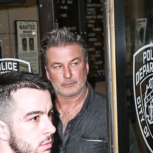 Alec Baldwin au commissariat à Manhattan, New York, le 2 novembre 2018 après avoir été interpellé suite à un affrontement avec un autre homme pour une place de stationnement.