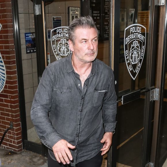 Alec Baldwin au commissariat à Manhattan, New York, le 2 novembre 2018 après avoir été interpellé suite à un affrontement avec un autre homme pour une place de stationnement.