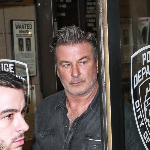 Alec Baldwin au commissariat à Manhattan, New York, le 2 novembre 2018 après avoir été interpellé suite à un affrontement avec un autre homme pour une place de stationnement.