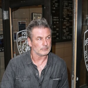 Alec Baldwin au commissariat à Manhattan, New York, le 2 novembre 2018 après avoir été interpellé suite à un affrontement avec un autre homme pour une place de stationnement.