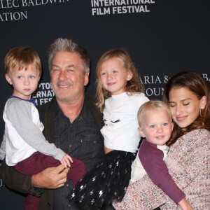 Alec Baldwin, sa femme Hilaria et leurs enfants Rafael, Carmen et Leonardo à la soirée Chairman lors du Festival International du Film des Hamptons à New York le 6 octobre 2018 © Sonia Moskowitz / Zuma Press / Bestimage