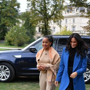 Meghan Markle, duchesse de Cambridge, reçoit les femmes qui apparaissent dans le livre de recettes "Together, our community cookbook" au palais Kensington à Londres le 20 septembre 2018.