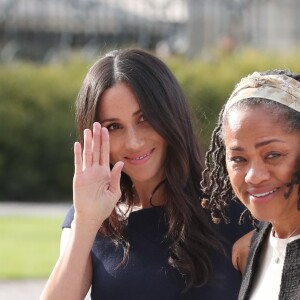 Meghan Markle et sa mère Doria Ragland arrivent à l'hôtel Cliveden House près de Windsor à la veille du Mariage du prince Harry et de Meghan Markle à Taplow le 18 mai 2018.