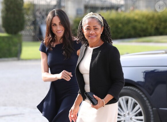 Meghan Markle et sa mère Doria Ragland arrivent à l'hôtel Cliveden House près de Windsor à la veille du Mariage du prince Harry et de Meghan Markle à Taplow le 18 mai 2018.