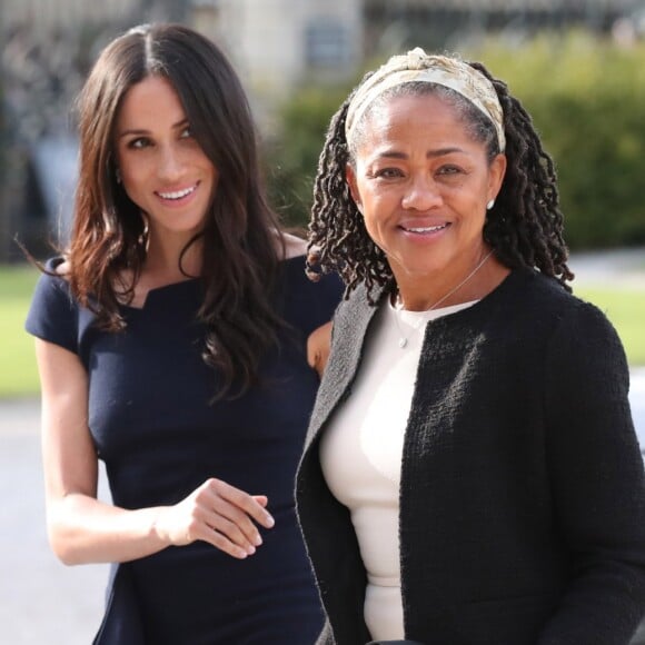 Meghan Markle et sa mère Doria Ragland arrivent à l'hôtel Cliveden House près de Windsor à la veille du Mariage du prince Harry et de Meghan Markle à Taplow le 18 mai 2018.