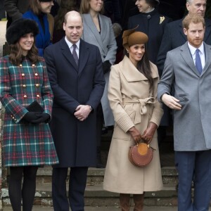 Le prince William, Catherine Kate Middleton la duchesse de Cambridge enceinte, Meghan Markle et son fiancé le prince Harry - La famille royale d'Angleterre arrive à la messe de Noël à l'église Sainte-Marie-Madeleine à Sandringham, le 25 décembre 2017.