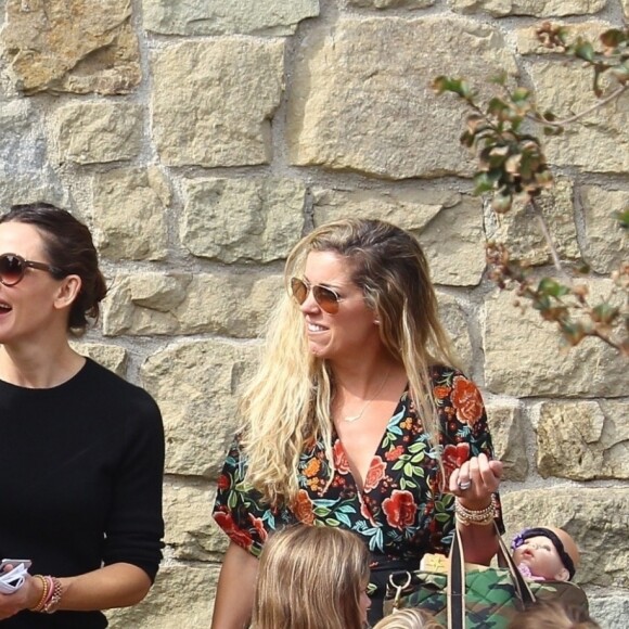 Jennifer Garner et son ex Ben Affleck se retrouvent avec leurs enfants Violet, Seraphina et Samuel après la messe dominicale à Pacific Palisades, le 4 novembre 2018.