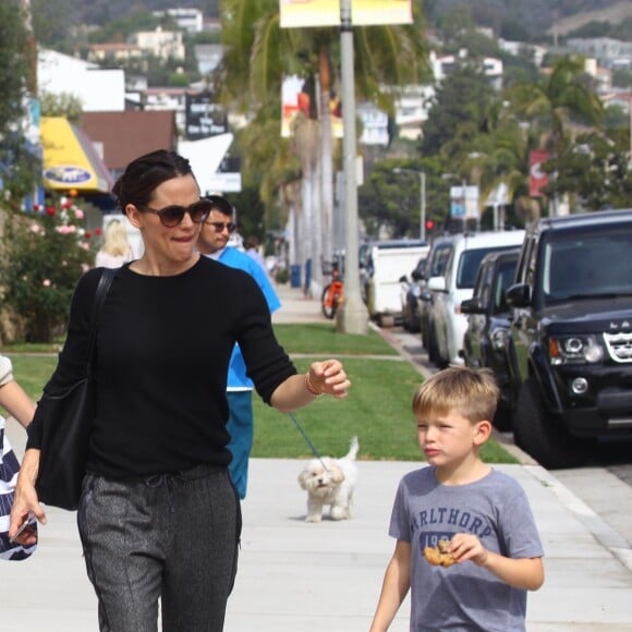 Jennifer Garner et son ex Ben Affleck se retrouvent avec leurs enfants Violet, Seraphina et Samuel après la messe dominicale à Pacific Palisades, le 4 novembre 2018.