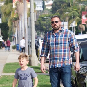 Jennifer Garner et son ex Ben Affleck se retrouvent avec leurs enfants Violet, Seraphina et Samuel après la messe dominicale à Pacific Palisades, le 4 novembre 2018  Please hide children face prior publication After arriving separately for Sunday church services, Jennifer Garner and ex Ben Affleck share an affectionate moment together after church lets out, where Ben comes over to Jennifer, puts his hand on her shoulder and chats with her briefly before leaving. The kids arrived for services with Ben, but could be seen later leaving with Jen. 4th november 201804/11/2018 - Los Angeles