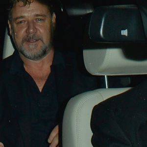Exclusif - Russell Crowe quitte en charmante compagnie avec deux mystérieuses inconnues le concert du groupe Coldplay à Londres, le 19 juin 2016.