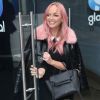 Exclusif - Emma Bunton arbore les cheveux roses à la sortie des studios Global Radio à Londres, le 7 novembre 2018.