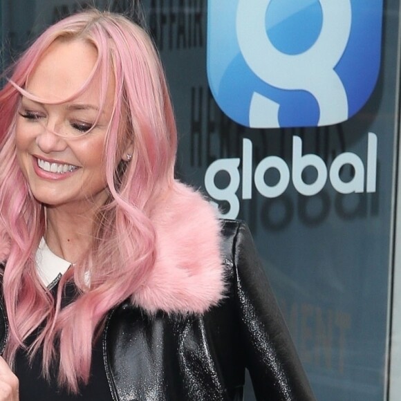Exclusif - Emma Bunton arbore les cheveux roses à la sortie des studios Global Radio à Londres, le 7 novembre 2018.