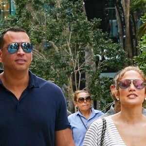 Jennifer Lopez et son compagnon Alex Rodriguez sont allés faire du shopping en amoureux dans les rues de Miami, le 2 novembre 2018.