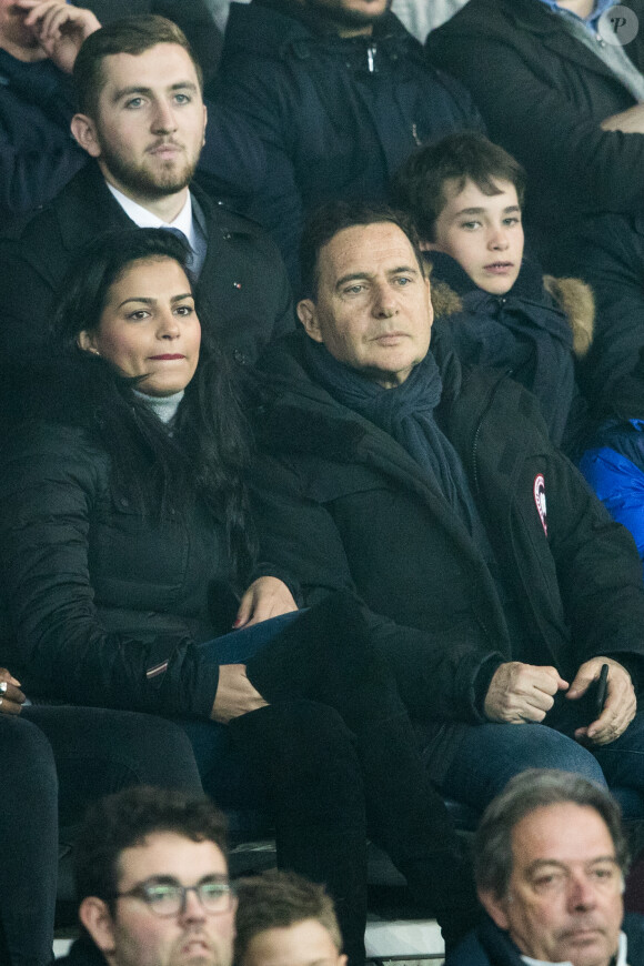 Eric Besson et sa femme Jamila - Célébrités dans les tribunes du parc des princes lors du match de football de ligue 1, le Paris Saint-Germain (PSG) contre En Avant de Guingamp (EAG) à Paris, France, le 29 avril 2018. Paris et Guingamp ont fait match nul 2 - 2. © Cyril Moreau/Bestimage