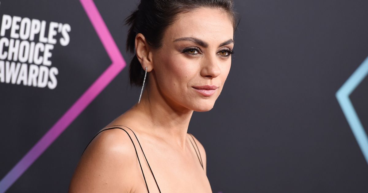 Mila Kunis à la soirée People's Choice Awards au Barker Hangar à Santa