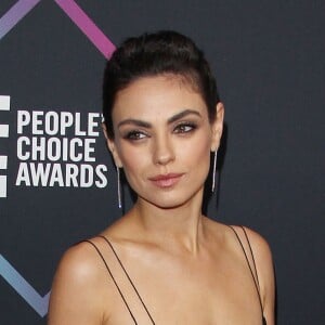 Mila Kunis à la soirée People's Choice Awards au Barker Hangar à Santa Monica, le 11 novembre 2018.