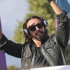 Le DJ Bob Sinclar mixe lors du Longines FEI Nations Cup au Real Club de Polo à Barcelone, le 7 octobre 2018.