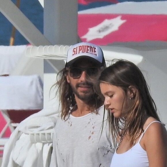 Exclusif - Bob Sinclar avec sa femme Ingrid et leur fille Paloma profitent d'une journée ensoleillée sur la plage de Miami le 19 avril 2018.