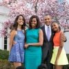 Barack Obama, sa femme Michelle Obama et leurs filles Malia et Sasha posent en famille avec leurs chiens Bo et Sunny dans le jardin Rose de la Maison Blanche le dimanche de Pâques, à Washington, le 5 avril 2015.