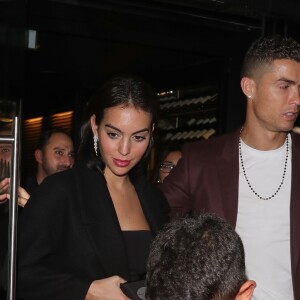 Cristiano Ronaldo, sa compagne Georgina Rodríguez et son fils Cristiano Ronaldo Jr. quittent le restaurant Zela à Londres le 13 novembre 2018.