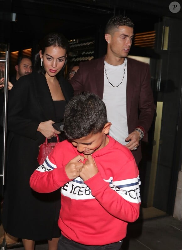 Cristiano Ronaldo, sa compagne Georgina Rodríguez et son fils Cristiano Ronaldo Jr. quittent le restaurant Zela à Londres le 13 novembre 2018.