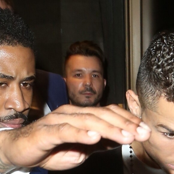 Cristiano Ronaldo, sa compagne Georgina Rodríguez et son fils Cristiano Ronaldo Jr. à la sortie du restaurant Novikov à Londres, Royaume Uni, le 12 novembre 2018.