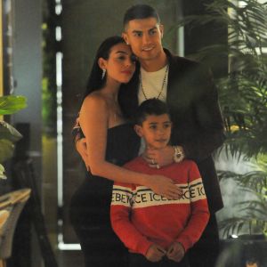 Cristiano Ronaldo, sa compagne Georgina Rodríguez et son fils Cristiano Ronaldo Jr. au restaurant Zela à Londres le 13 novembre 2018.