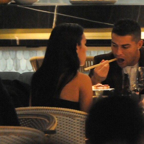 Cristiano Ronaldo, sa compagne Georgina Rodríguez et son fils Cristiano Ronaldo Jr. au restaurant Zela à Londres le 13 novembre 2018.
