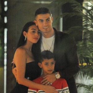 Cristiano Ronaldo, sa compagne Georgina Rodríguez et son fils Cristiano Ronaldo Jr. au restaurant Zela à Londres le 13 novembre 2018.