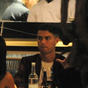 Cristiano Ronaldo, sa compagne Georgina Rodríguez et son fils Cristiano Ronaldo Jr. au restaurant Zela à Londres le 13 novembre 2018.