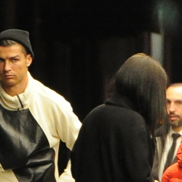 Cristiano Ronaldo arrive en jet privé à Londres le 11 novembre 2018 avec sa compagne Georgina Rodriguez et son fils Cristiano Jr.