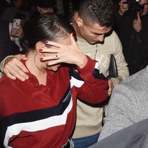 Cristiano Ronaldo avec sa compagne Georgina Rodriguez et son fils Cristiano Ronaldo Jr. quittent le restaurant Scotts à Londres le 12 novembre 2018.