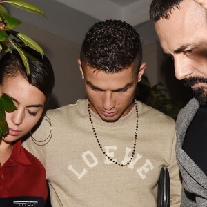 Cristiano Ronaldo avec sa compagne Georgina Rodriguez et son fils Cristiano Ronaldo Jr. quittent le restaurant Scotts à Londres le 12 novembre 2018.