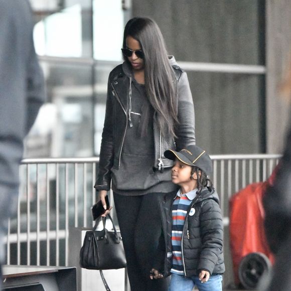 Exclusif - L'acteur britannique Idris Elba à profité de sa dernière journée à Paris dans le jardin des Tuileries avant de quitter l'hôtel Crillon pour se rendre à l'aéroport de Roissy Charles de Gaulle avec ses enfants Winston (4 ans) et Isan (16 ans) et sa nouvelle compagne Sabrina Dhowre le 29 avril 2018.