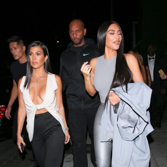 Kim et Kourtney Kardashian arrivent à l'inauguration du " Dreams Gallery " à Los Angeles Le 16 novembre 2018.