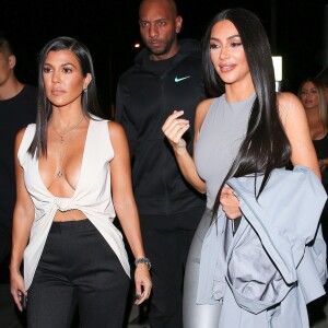 Kim et Kourtney Kardashian arrivent à l'inauguration du " Dreams Gallery " à Los Angeles Le 16 novembre 2018.