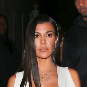 Kim et Kourtney Kardashian arrivent à l'inauguration du " Dreams Gallery " à Los Angeles Le 16 novembre 2018.