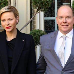 Le prince Albert II de Monaco et la princesse Charlène de Monaco remettent les cadeaux aux personnes âgées au siège de la Croix Rouge, dans le cadre des célébrations de la Fête Nationale monégasque à Monaco, le 17 novembre 2018. © Olivier Huitel/Pool Monaco/Bestimage