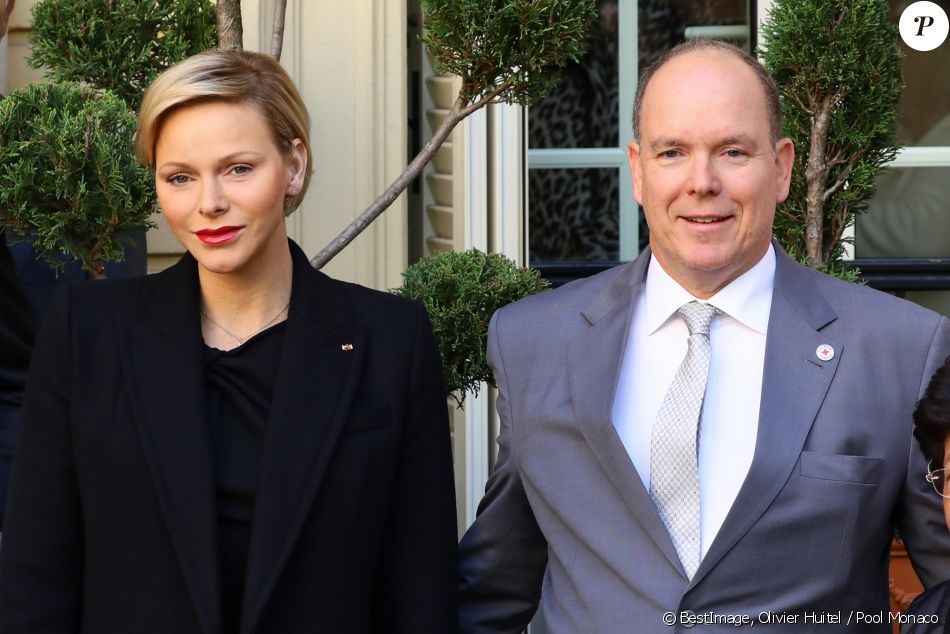 Le Prince Albert Ii De Monaco Et La Princesse Charlene De Monaco Remettent Les Cadeaux Aux Personnes Agees Au Siege De La Croix Rouge Dans Le Cadre Des Celebra Purepeople