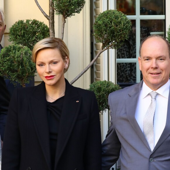 Le prince Albert II de Monaco et la princesse Charlène de Monaco remettent les cadeaux aux personnes âgées au siège de la Croix Rouge, dans le cadre des célébrations de la Fête Nationale monégasque à Monaco, le 17 novembre 2018. © Olivier Huitel/Pool Monaco/Bestimage