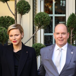 Le prince Albert II de Monaco et la princesse Charlène de Monaco remettent les cadeaux aux personnes âgées au siège de la Croix Rouge, dans le cadre des célébrations de la Fête Nationale monégasque à Monaco, le 17 novembre 2018. © Olivier Huitel/Pool Monaco/Bestimage