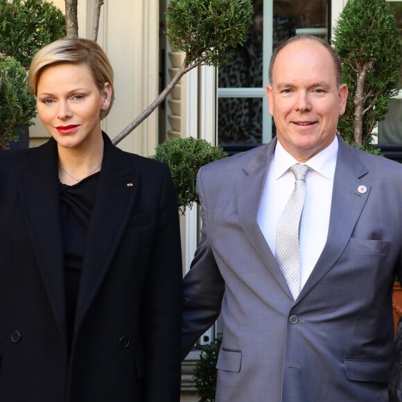 Le prince Albert II de Monaco et la princesse Charlène de Monaco remettent les cadeaux aux personnes âgées au siège de la Croix Rouge, dans le cadre des célébrations de la Fête Nationale monégasque à Monaco, le 17 novembre 2018. © Olivier Huitel/Pool Monaco/Bestimage