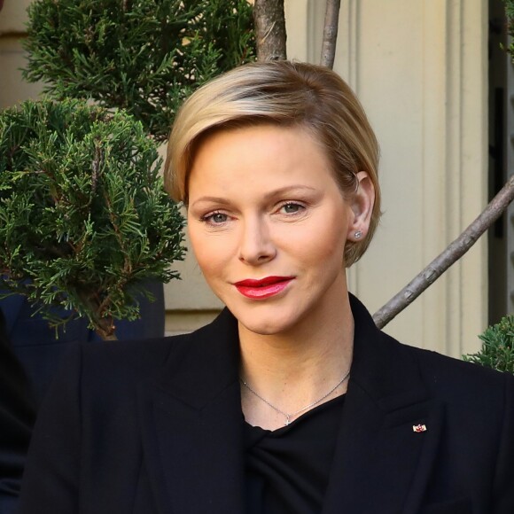 Le prince Albert II de Monaco et la princesse Charlène de Monaco remettent les cadeaux aux personnes âgées au siège de la Croix Rouge, dans le cadre des célébrations de la Fête Nationale monégasque à Monaco, le 17 novembre 2018. © Olivier Huitel/Pool Monaco/Bestimage